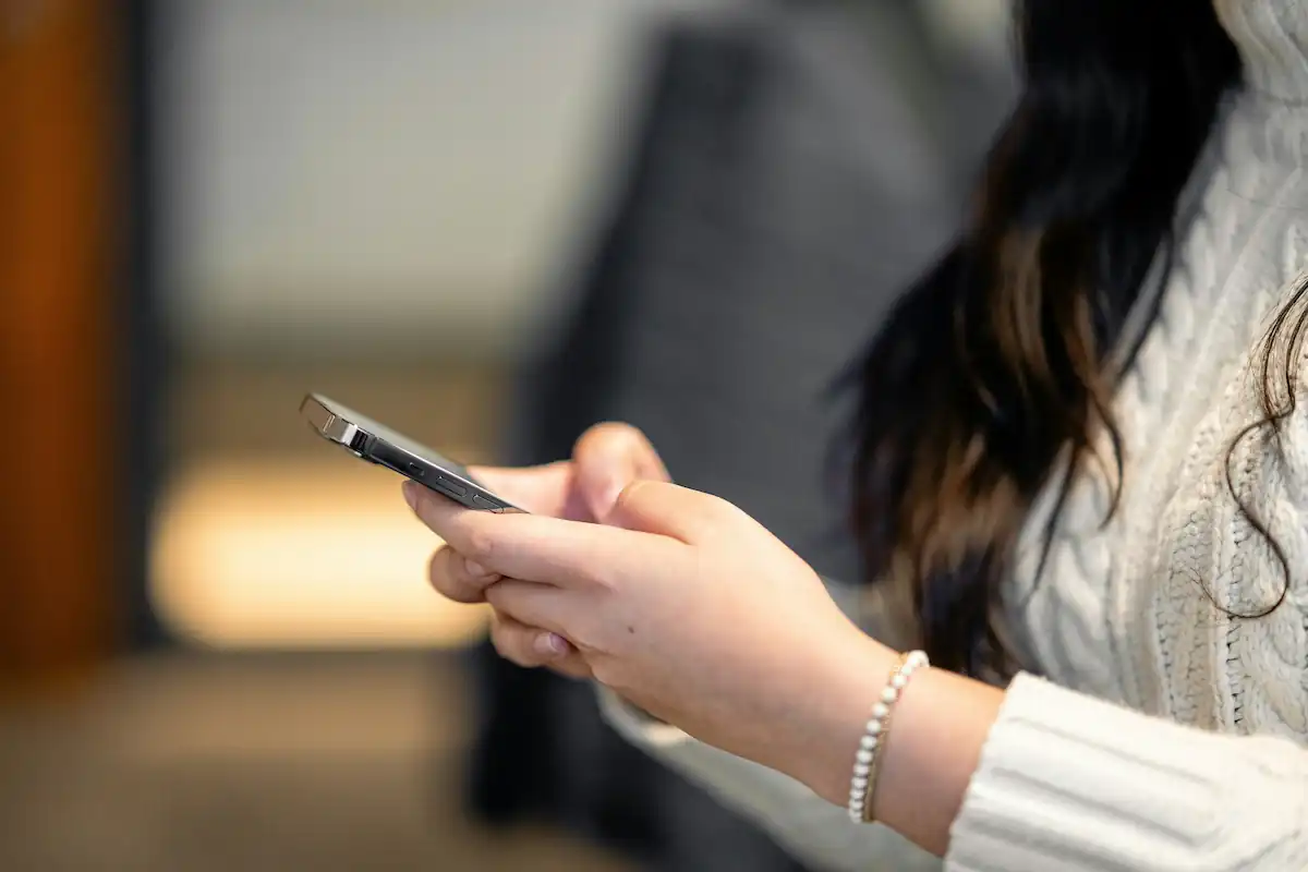 Telefonda vakit geçiren bir genç, ergenlerde sosyal medya kullanımı ve online kimlik süreci