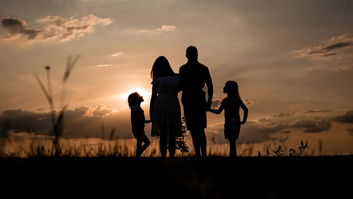 Fawn tepkisi, aile ilişkileri ve ebeveynleşmeyi temsilen birlikte duran aile