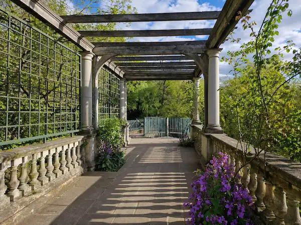 Londra’daki The Hill Garden and Pergola’dan esinlenen, online bireysel terapi sürecindeki içsel yolculuk ve farkındalığı çağrıştıran illüstratif sahne